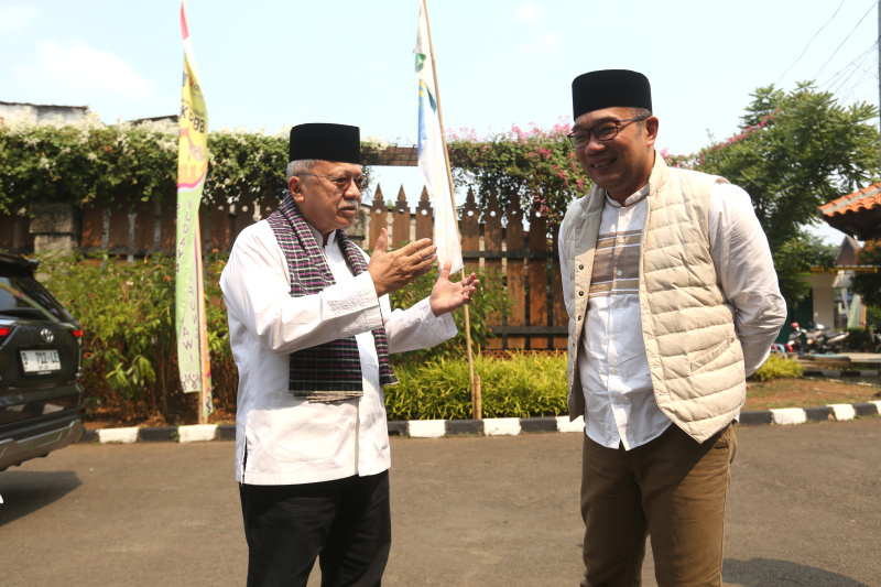 Cawagub DKI Jakarta yang diusung oleh KIM Ridwan Kamil bertemu dan silahturahmi dengan mantan Gubernur DKI Jakarta Fauzi Bowo di Setu Babakan (Ashar/SinPo.id)