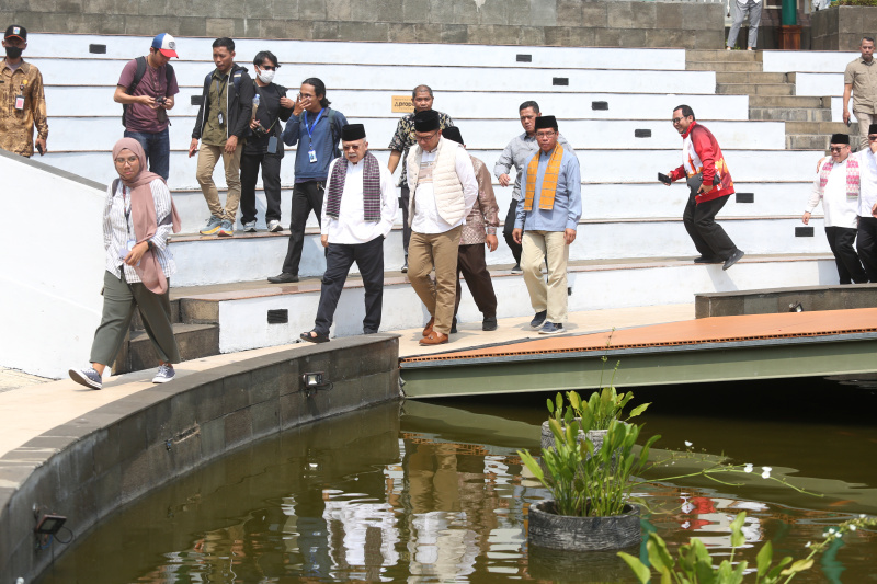 Cawagub DKI Jakarta yang diusung oleh KIM Ridwan Kamil bertemu dan silahturahmi dengan mantan Gubernur DKI Jakarta Fauzi Bowo di Setu Babakan (Ashar/SinPo.id)