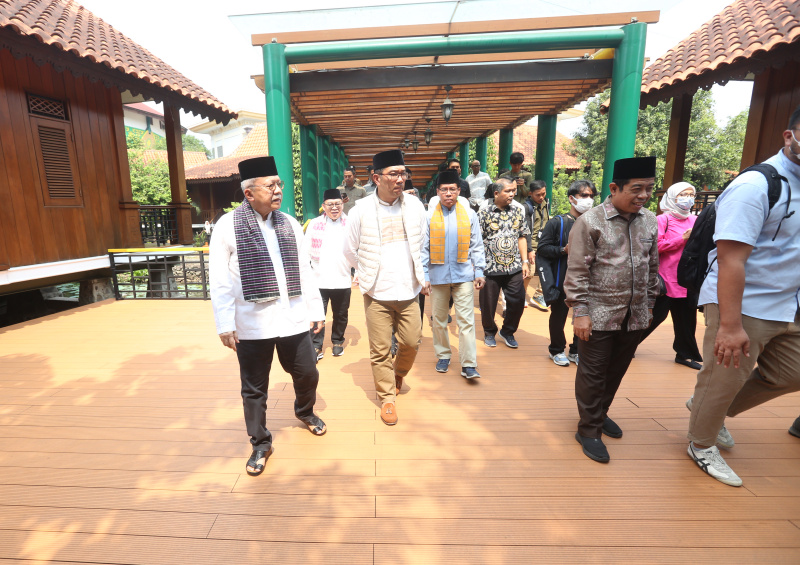 Cawagub DKI Jakarta yang diusung oleh KIM Ridwan Kamil bertemu dan silahturahmi dengan mantan Gubernur DKI Jakarta Fauzi Bowo di Setu Babakan (Ashar/SinPo.id)