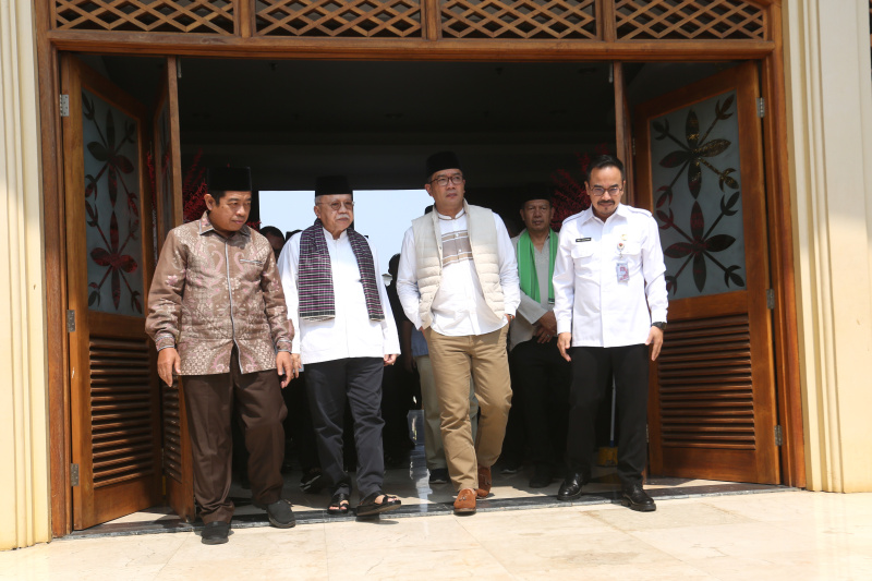 Cawagub DKI Jakarta yang diusung oleh KIM Ridwan Kamil bertemu dan silahturahmi dengan mantan Gubernur DKI Jakarta Fauzi Bowo di Setu Babakan (Ashar/SinPo.id)