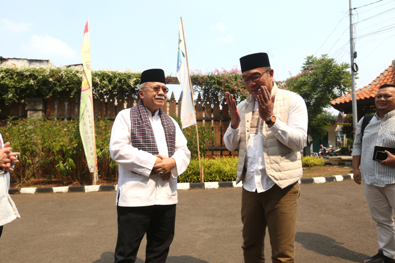 Cawagub DKI Jakarta yang diusung oleh KIM Ridwan Kamil bertemu dan silahturahmi dengan mantan Gubernur DKI Jakarta Fauzi Bowo di Setu Babakan (Ashar/SinPo.id)