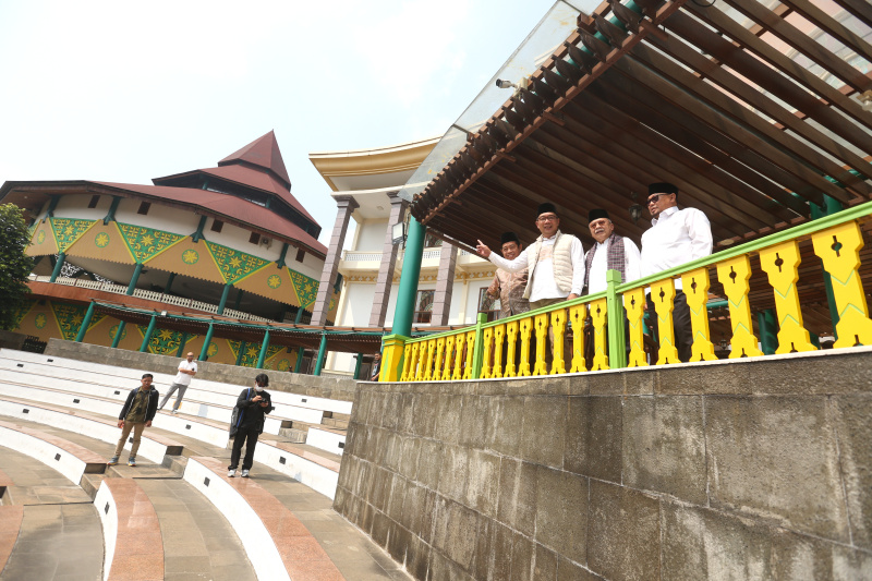 Cawagub DKI Jakarta yang diusung oleh KIM Ridwan Kamil bertemu dan silahturahmi dengan mantan Gubernur DKI Jakarta Fauzi Bowo di Setu Babakan (Ashar/SinPo.id)