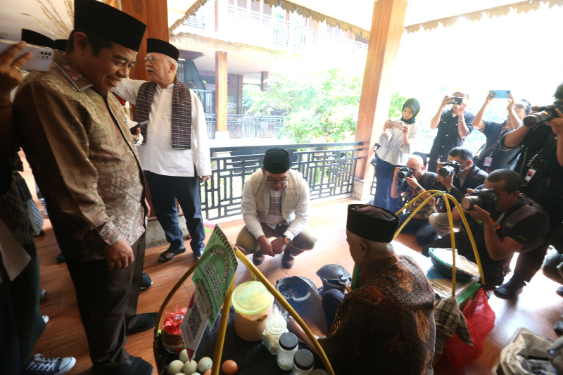 Cawagub DKI Jakarta yang diusung oleh KIM Ridwan Kamil bertemu dan silahturahmi dengan mantan Gubernur DKI Jakarta Fauzi Bowo di Setu Babakan (Ashar/SinPo.id)