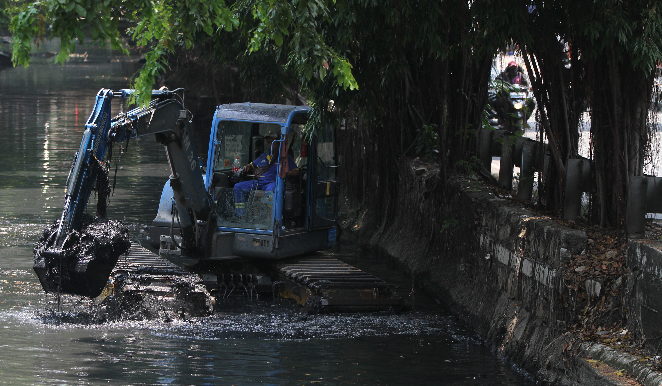 Pengerukan kali di Jakarta. (Agus Priatna/SinPo.id)