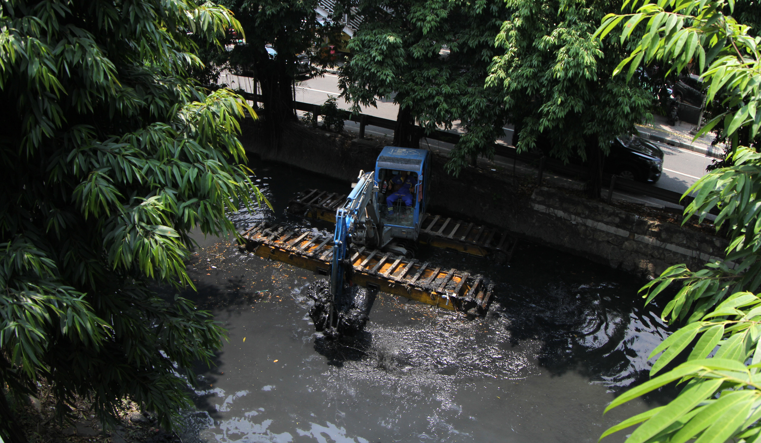 Pengerukan kali di Jakarta. (Agus Priatna/SinPo.id)
