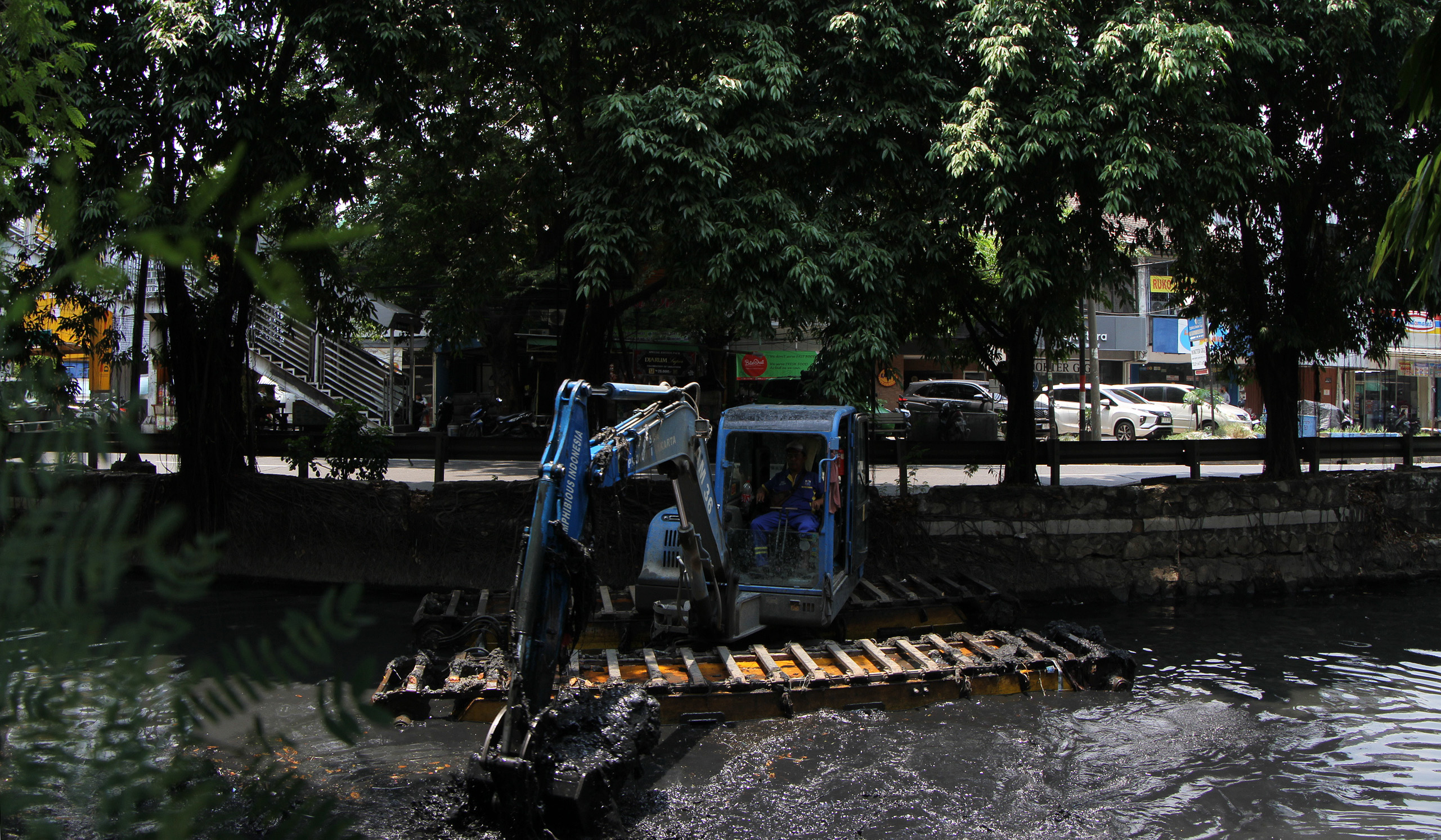 Pengerukan kali di Jakarta. (Agus Priatna/SinPo.id)