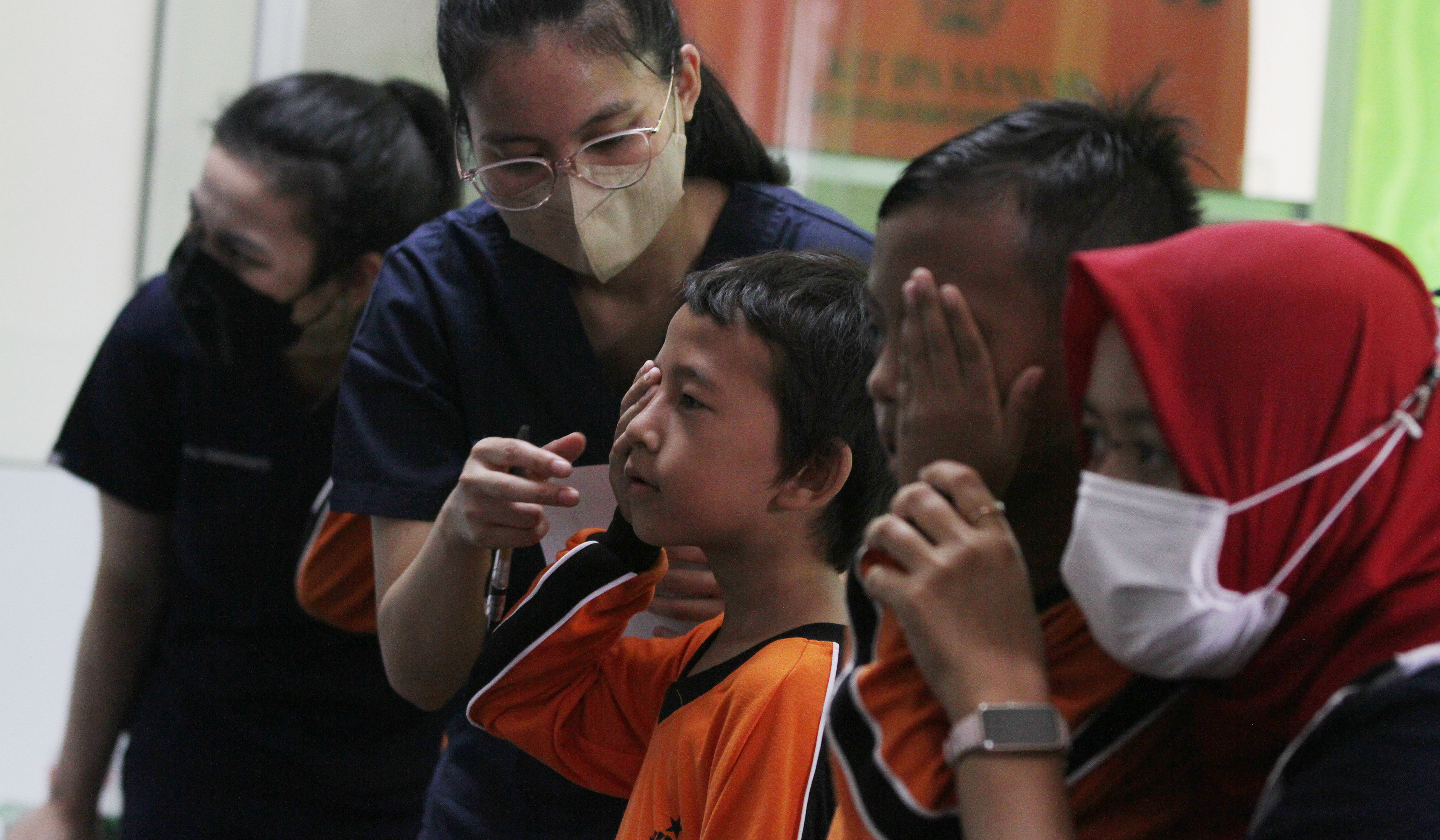 Siswa mengikuti Cek Kesehatan Gratis. (Agus Priatna/SinPo.id)