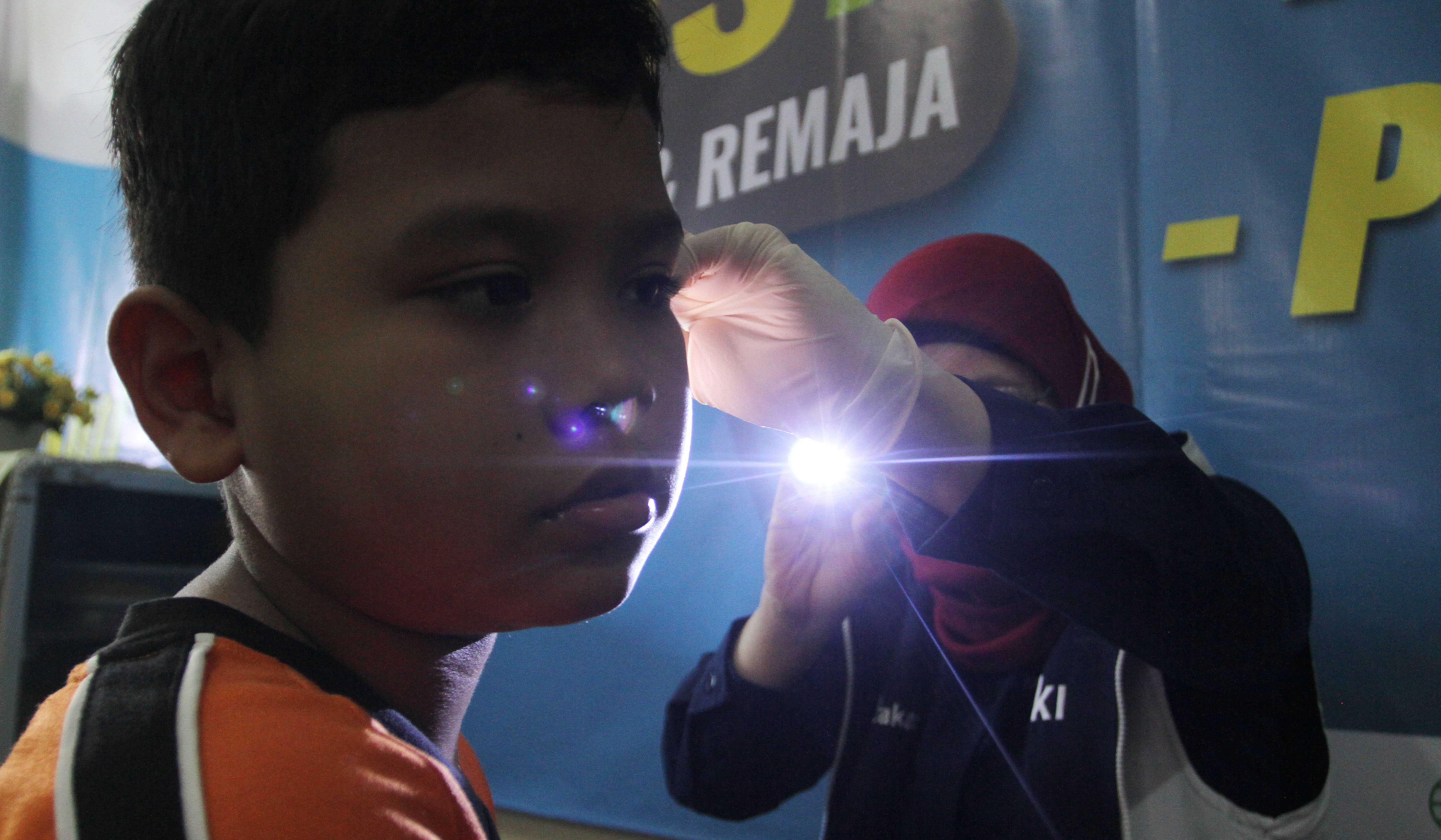 Siswa mengikuti Cek Kesehatan Gratis. (Agus Priatna/SinPo.id)