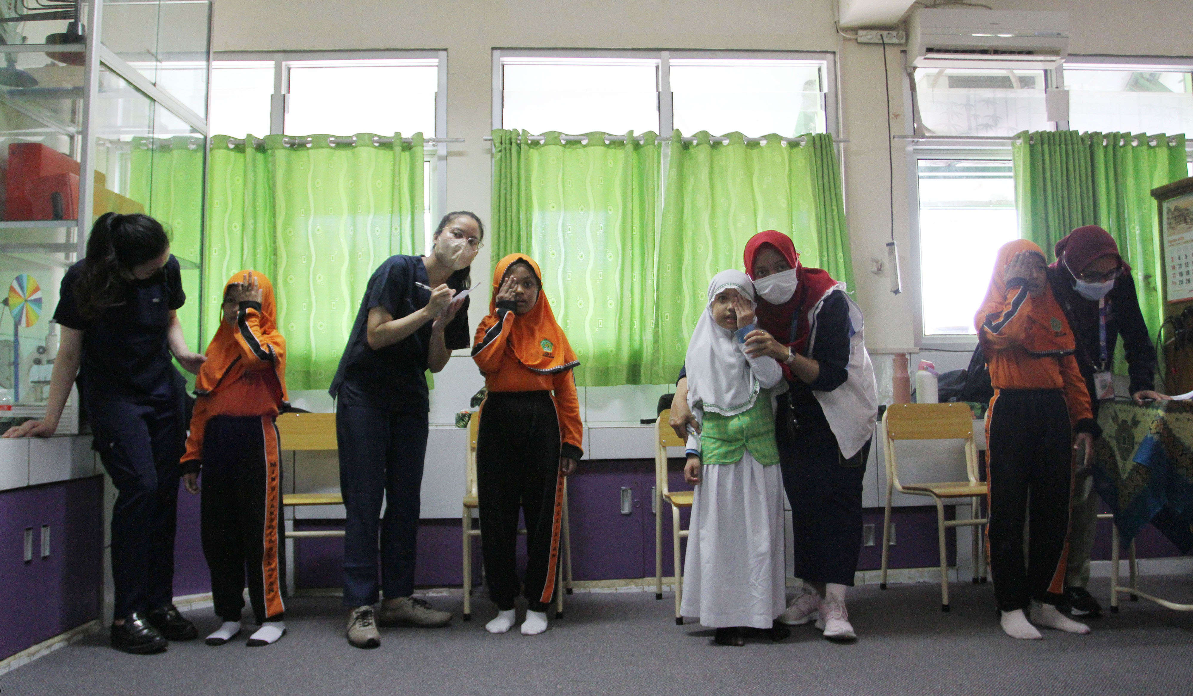 Siswa mengikuti Cek Kesehatan Gratis. (Agus Priatna/SinPo.id)