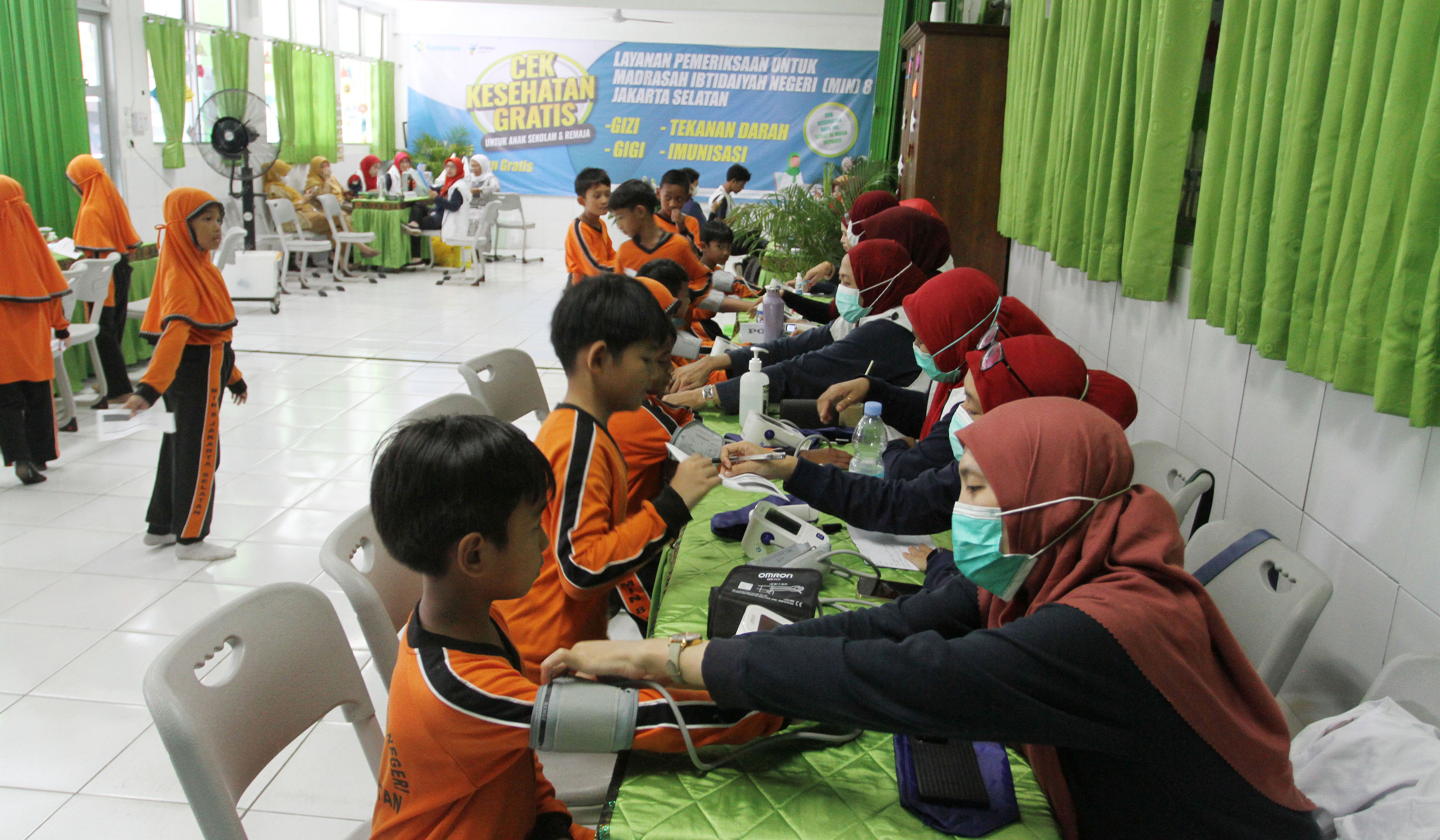 Siswa mengikuti Cek Kesehatan Gratis. (Agus Priatna/SinPo.id)
