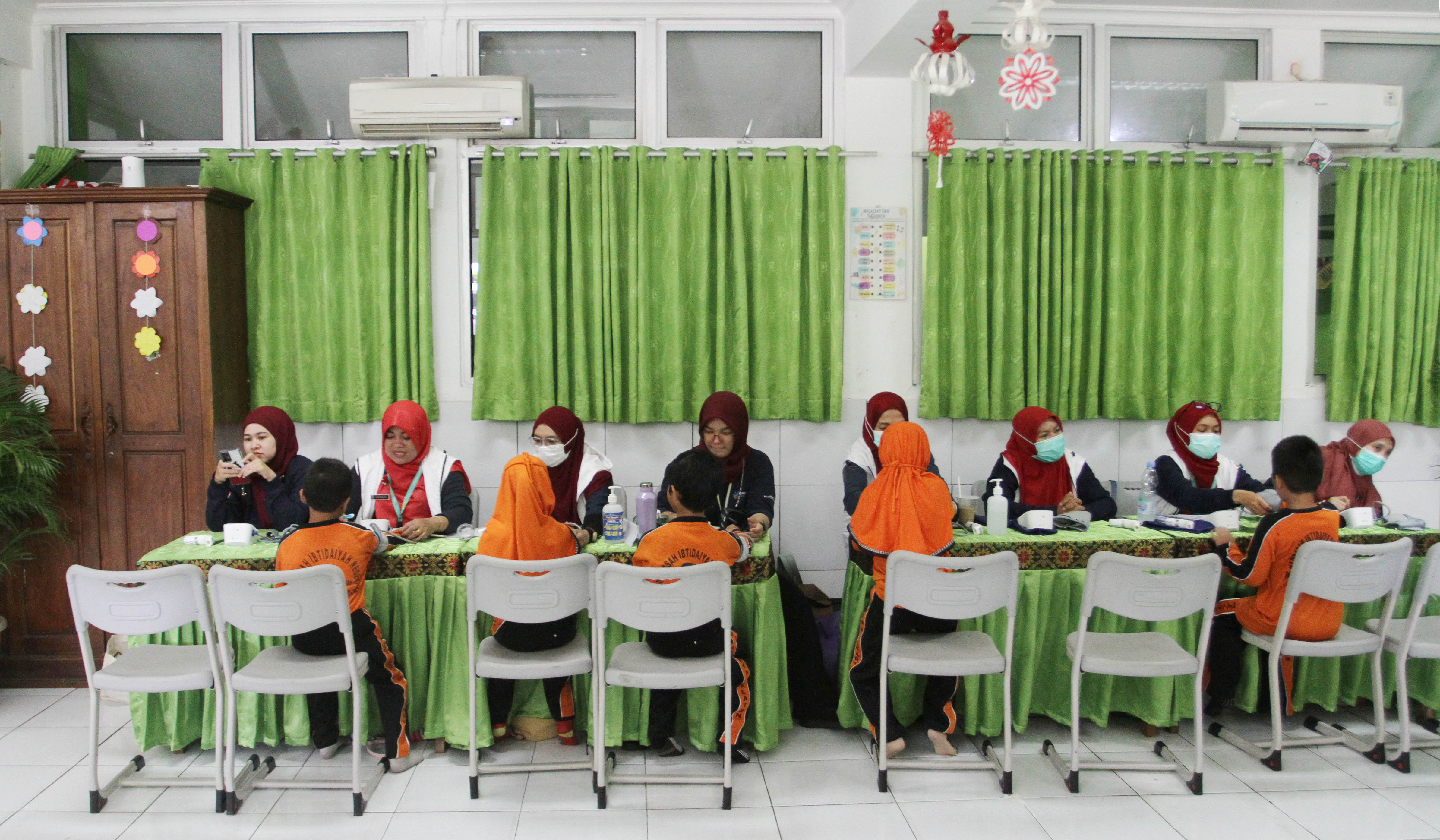 Siswa mengikuti Cek Kesehatan Gratis. (Agus Priatna/SinPo.id)