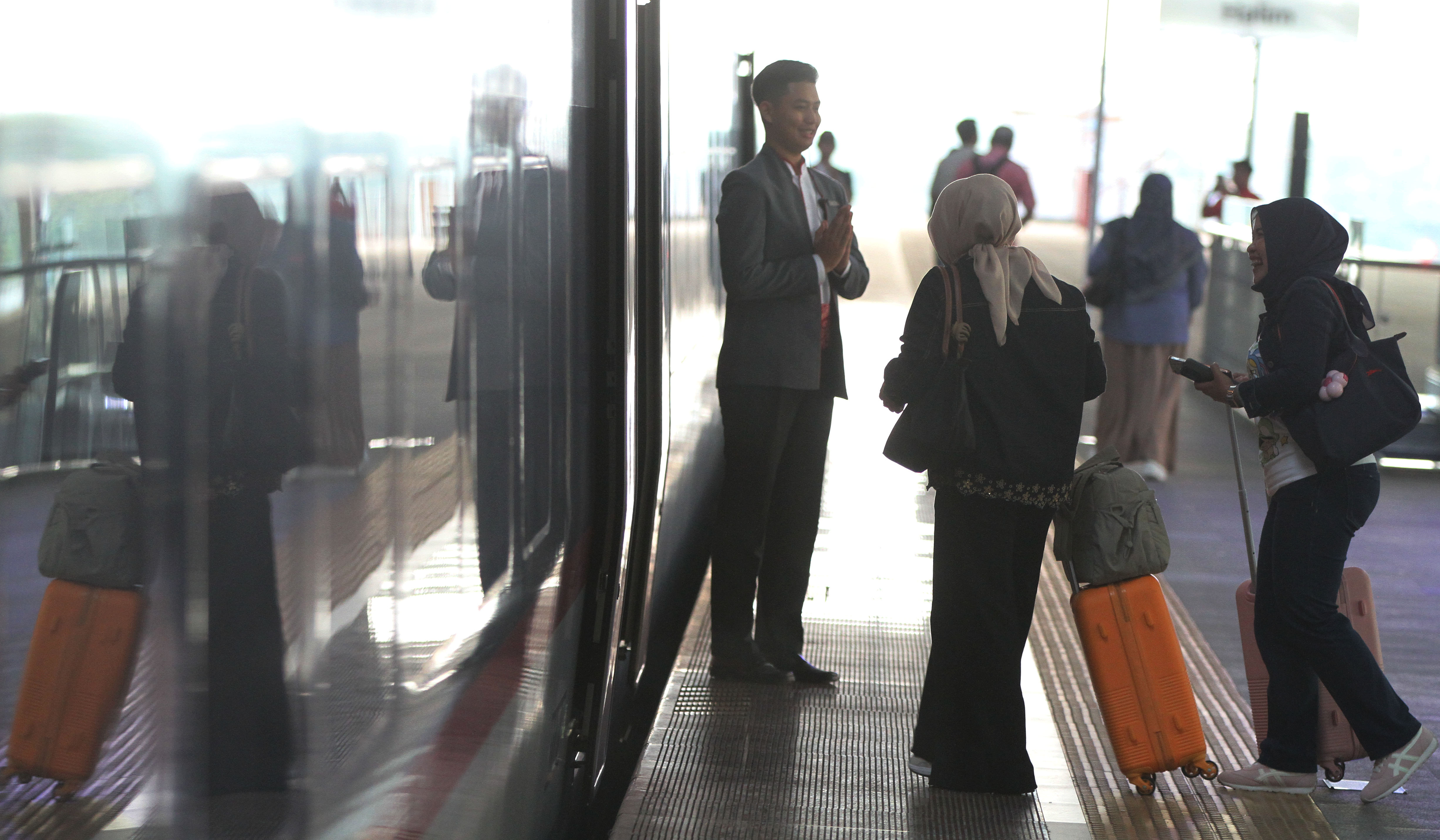 Masinis bersiap menjalankan kereta cepat Whoosh. (Agus Priatna/SinPo.id)