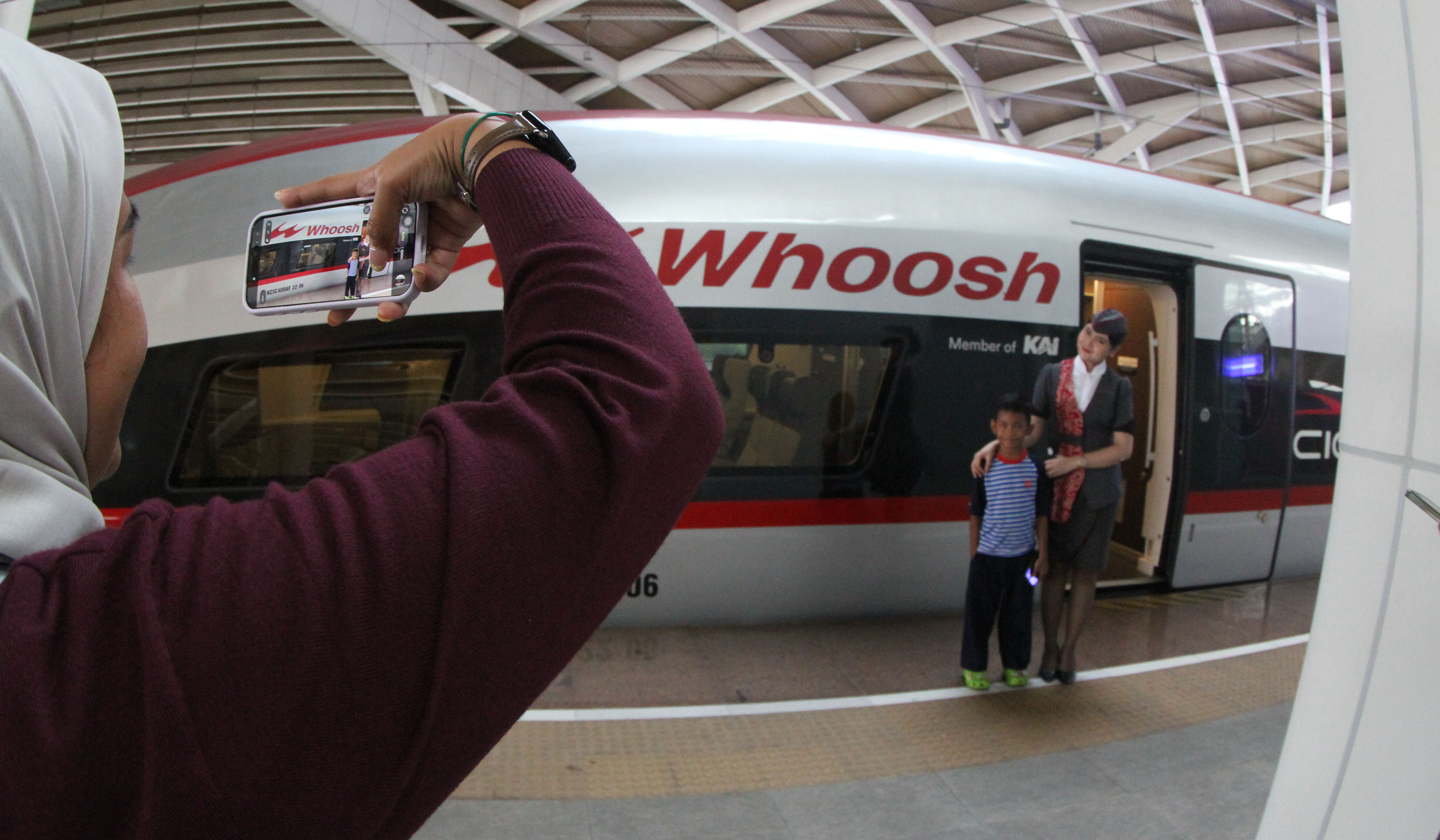 Masinis bersiap menjalankan kereta cepat Whoosh. (Agus Priatna/SinPo.id)