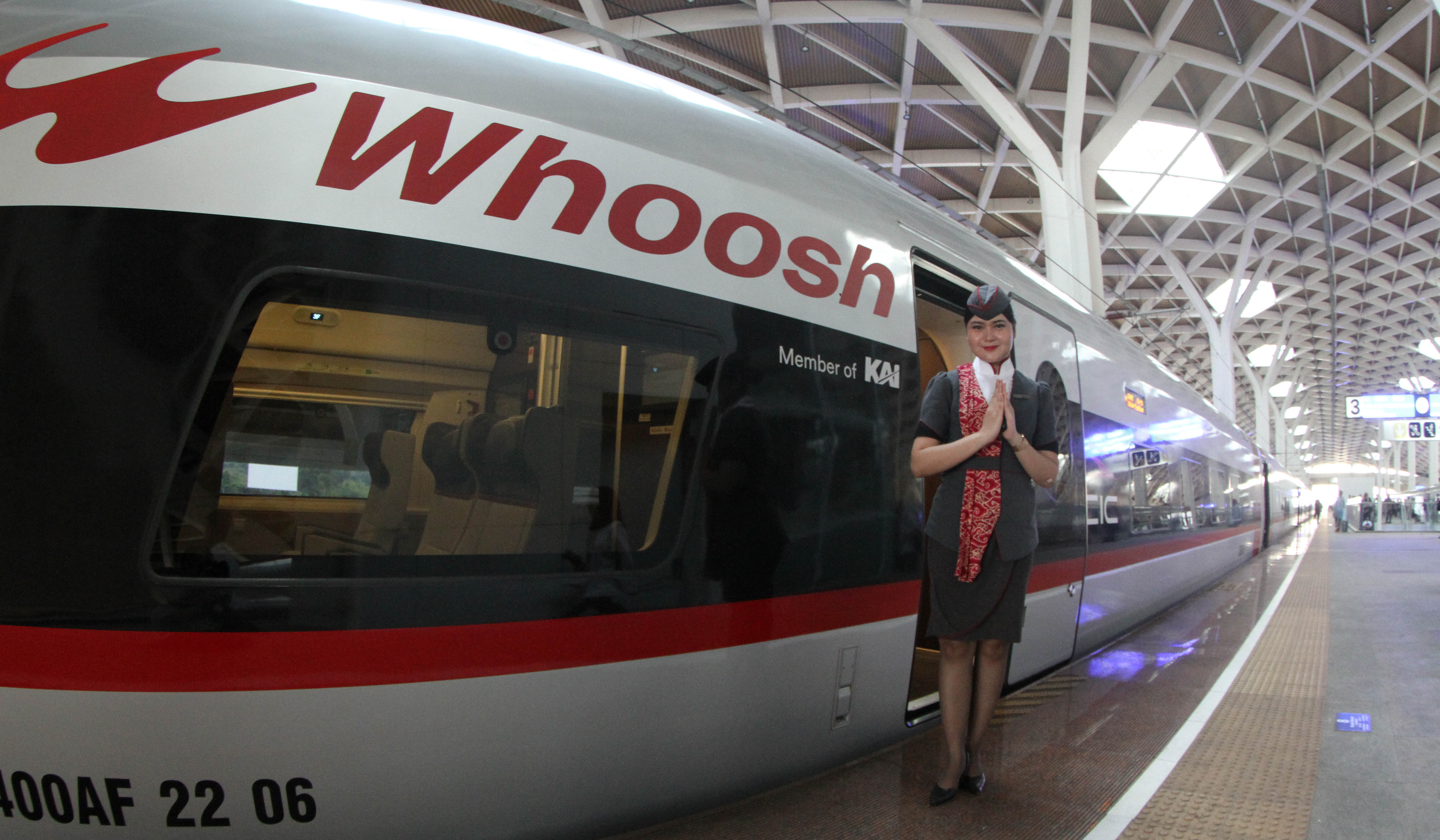 Masinis bersiap menjalankan kereta cepat Whoosh. (Agus Priatna/SinPo.id)