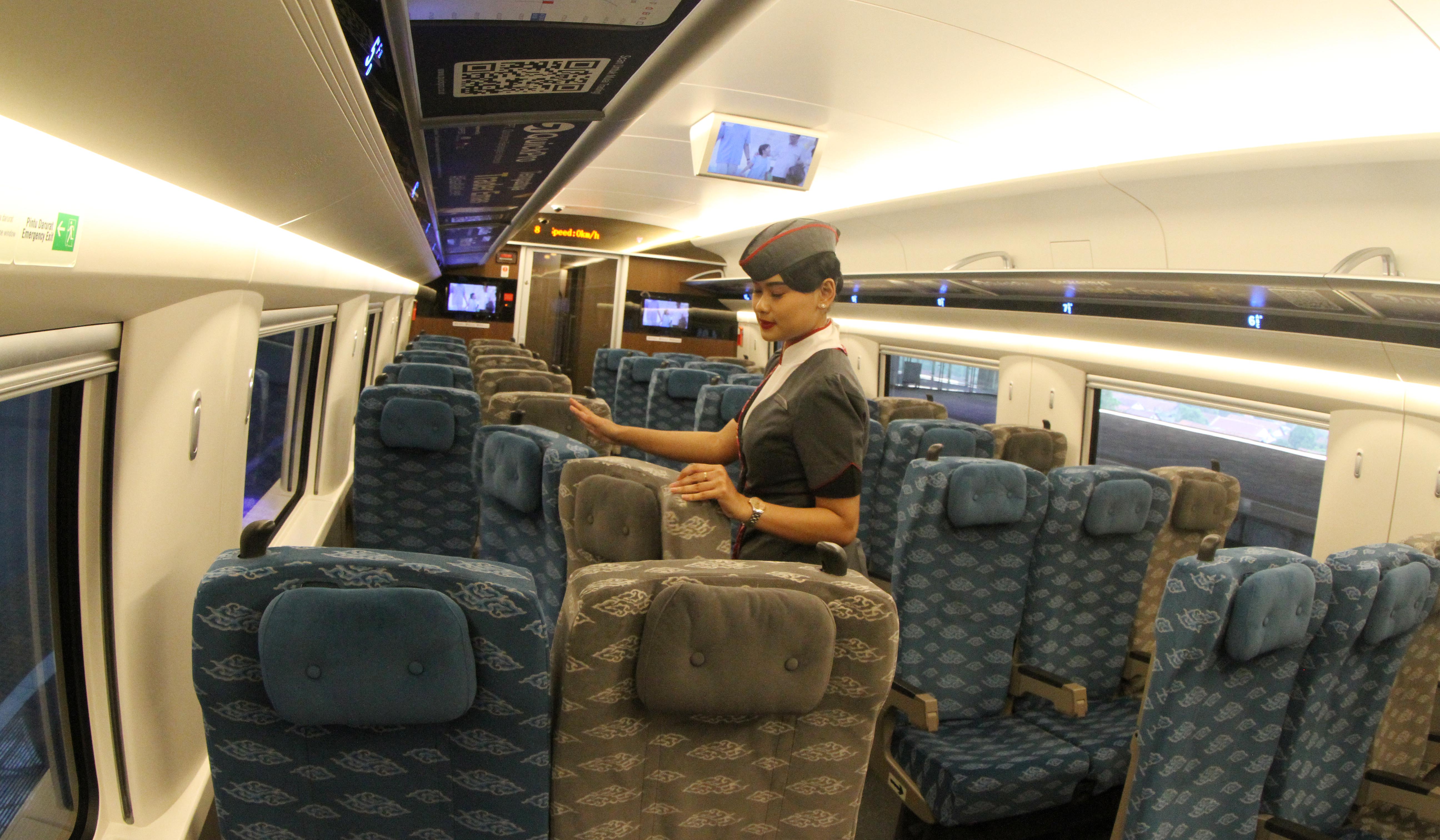 Masinis bersiap menjalankan kereta cepat Whoosh. (Agus Priatna/SinPo.id)