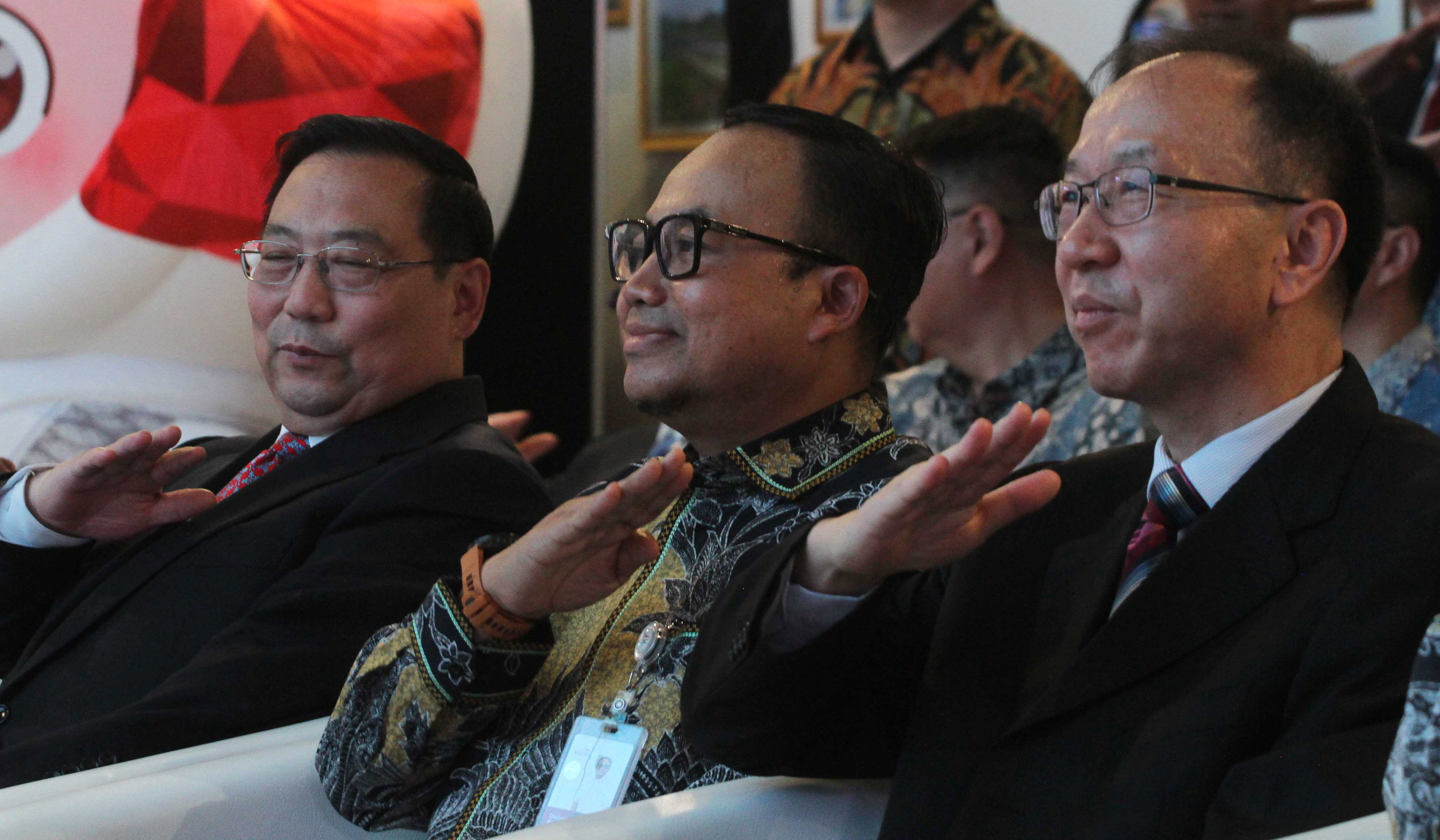 Masinis bersiap menjalankan kereta cepat Whoosh. (Agus Priatna/SinPo.id)