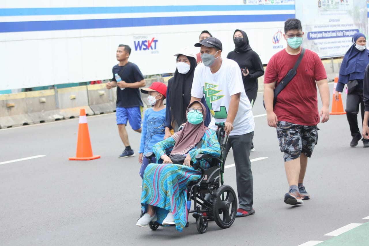 Warga sedang melakukan kegiatan CFD di Sudirman-THmarin (Ashar/SinPo, id)