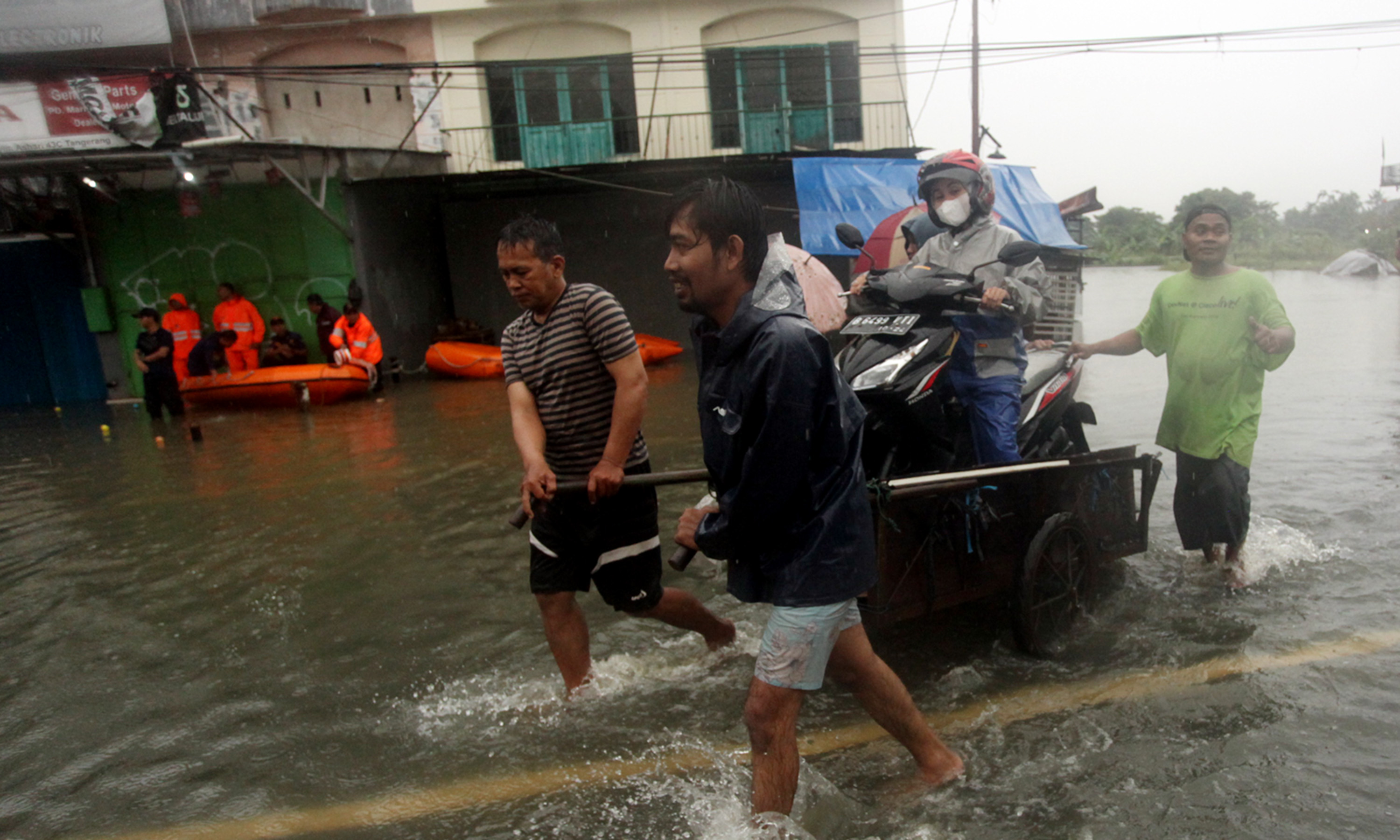 Sepanjang Jalan KH Hasyim Ashari digenangi air banjir sehingga terputus tidak bisa dilalui kendaraan bermotor (Ashar/SinPo.id)
