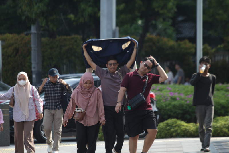 BMKG memberitahukan cuaca panas beberapa hari melanda Jakarta dan pulau Jawa selama 5 hari hingga awal November (Ashar/SinPo.id)