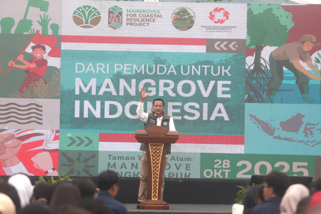 Dalam peringatan Hari Sumpah Pemuda Wakil Menteri Kehutanan Rohmat Marzuki melakukan penanaman bibit mangrove di Taman Wisata Alam Mangrove Angke Kapuk (Ashar/SinPo.id)