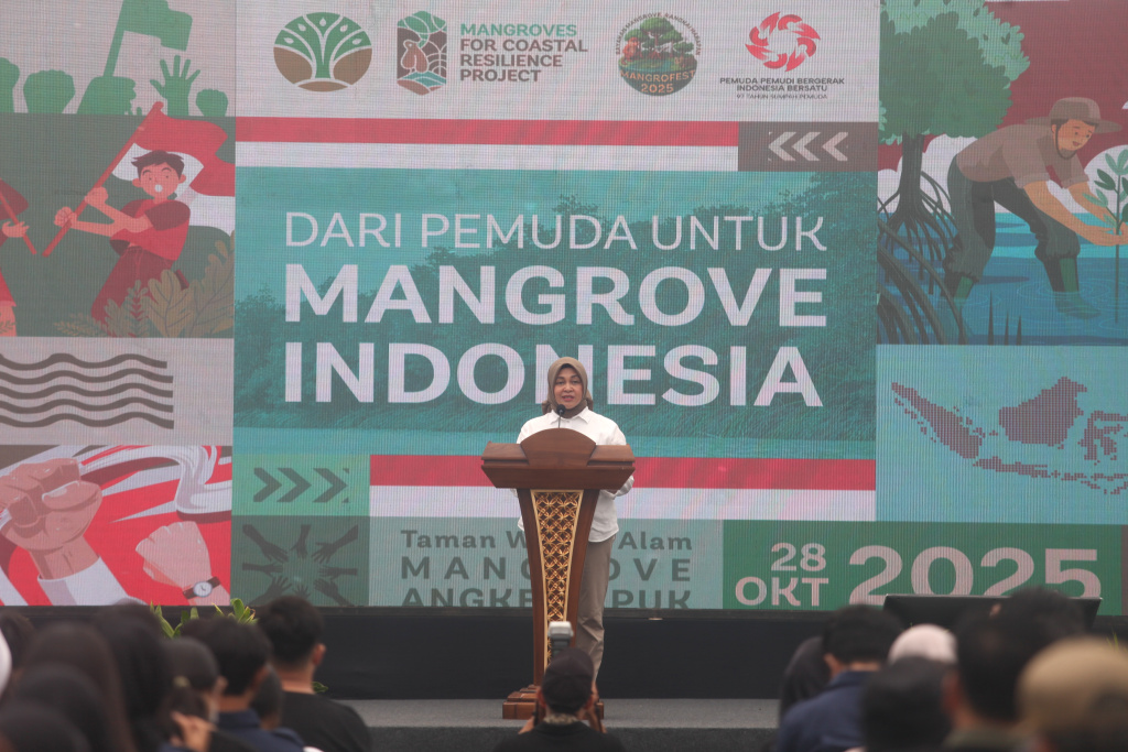 Dalam peringatan Hari Sumpah Pemuda Wakil Menteri Kehutanan Rohmat Marzuki melakukan penanaman bibit mangrove di Taman Wisata Alam Mangrove Angke Kapuk (Ashar/SinPo.id)