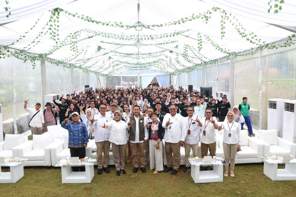 Dalam peringatan Hari Sumpah Pemuda Wakil Menteri Kehutanan Rohmat Marzuki melakukan penanaman bibit mangrove di Taman Wisata Alam Mangrove Angke Kapuk (Ashar/SinPo.id)