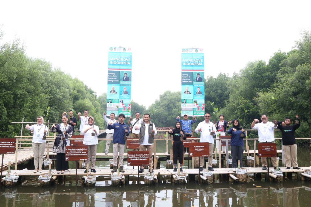 Dalam peringatan Hari Sumpah Pemuda Wakil Menteri Kehutanan Rohmat Marzuki melakukan penanaman bibit mangrove di Taman Wisata Alam Mangrove Angke Kapuk (Ashar/SinPo.id)