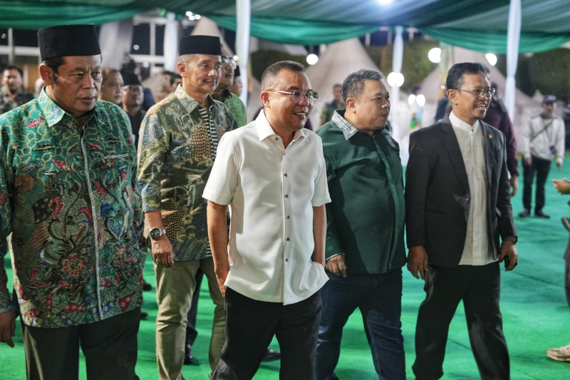 Wakil Ketua DPR RI Lrot Sufmi Dasco hadiri pergelaray wayang kulit yang diadakan eh PKB menyambut Muktamar ke-6 (Ashar/SinPo.id)