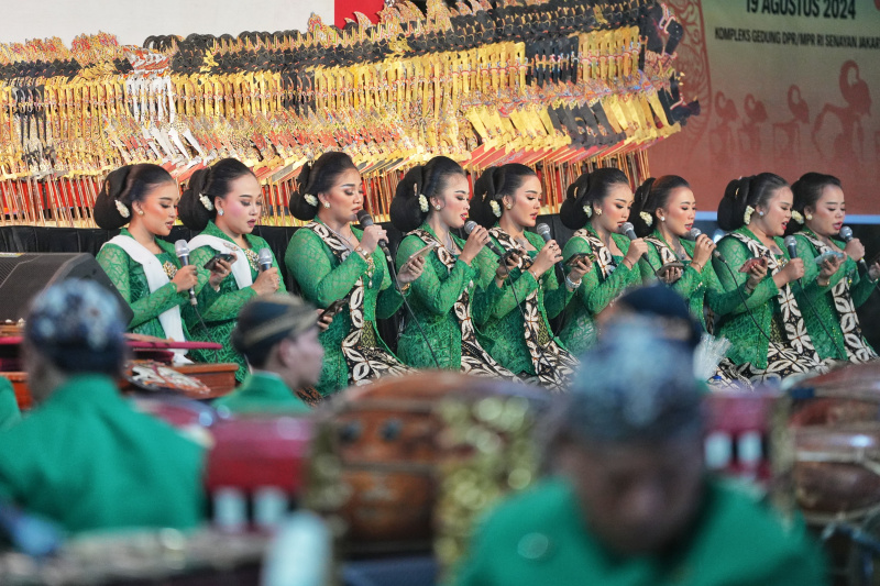 Wakil Ketua DPR RI Lrot Sufmi Dasco hadiri pergelaray wayang kulit yang diadakan eh PKB menyambut Muktamar ke-6 (Ashar/SinPo.id)