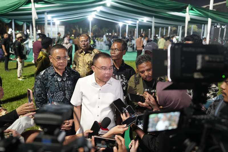 Wakil Ketua DPR RI Lrot Sufmi Dasco hadiri pergelaray wayang kulit yang diadakan eh PKB menyambut Muktamar ke-6 (Ashar/SinPo.id)