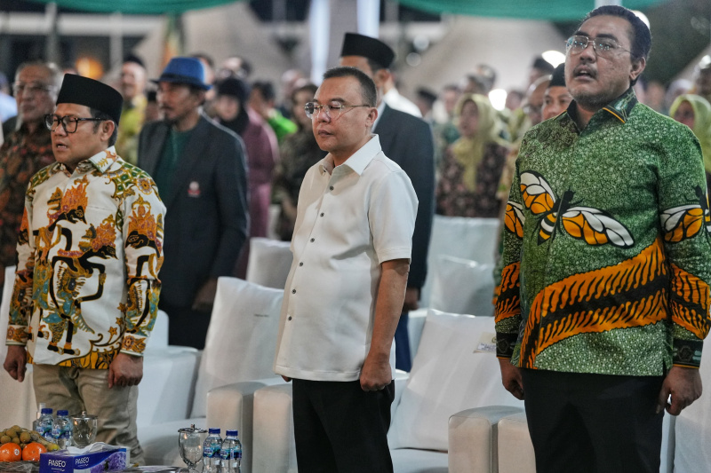 Wakil Ketua DPR RI Lrot Sufmi Dasco hadiri pergelaray wayang kulit yang diadakan eh PKB menyambut Muktamar ke-6 (Ashar/SinPo.id)