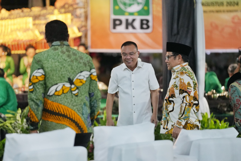 Wakil Ketua DPR RI Lrot Sufmi Dasco hadiri pergelaray wayang kulit yang diadakan eh PKB menyambut Muktamar ke-6 (Ashar/SinPo.id)