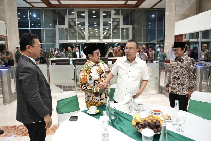 Wakil Ketua DPR RI Lrot Sufmi Dasco hadiri pergelaray wayang kulit yang diadakan eh PKB menyambut Muktamar ke-6 (Ashar/SinPo.id)