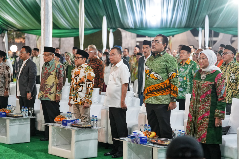 Wakil Ketua DPR RI Lrot Sufmi Dasco hadiri pergelaray wayang kulit yang diadakan eh PKB menyambut Muktamar ke-6 (Ashar/SinPo.id)