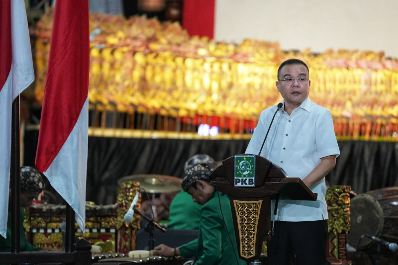 Wakil Ketua DPR RI Lrot Sufmi Dasco hadiri pergelaray wayang kulit yang diadakan eh PKB menyambut Muktamar ke-6 (Ashar/SinPo.id)