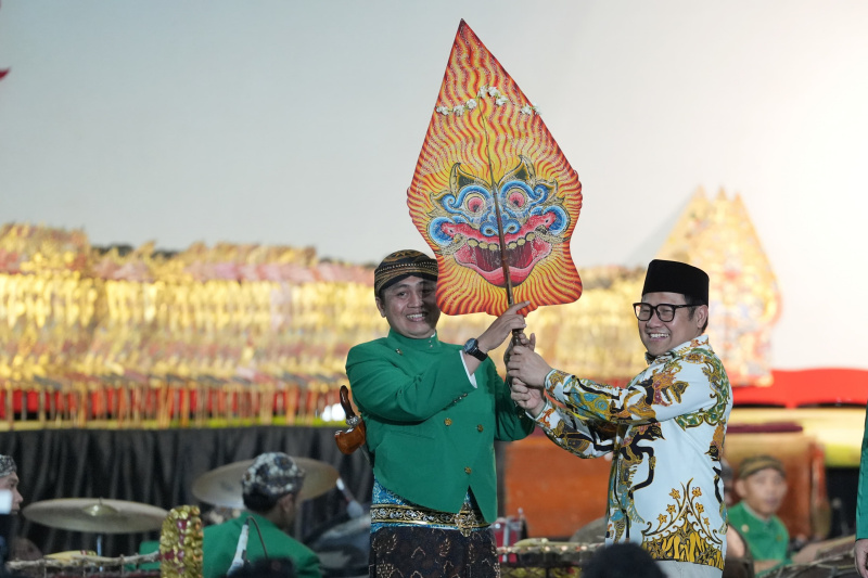 Wakil Ketua DPR RI Lrot Sufmi Dasco hadiri pergelaray wayang kulit yang diadakan eh PKB menyambut Muktamar ke-6 (Ashar/SinPo.id)