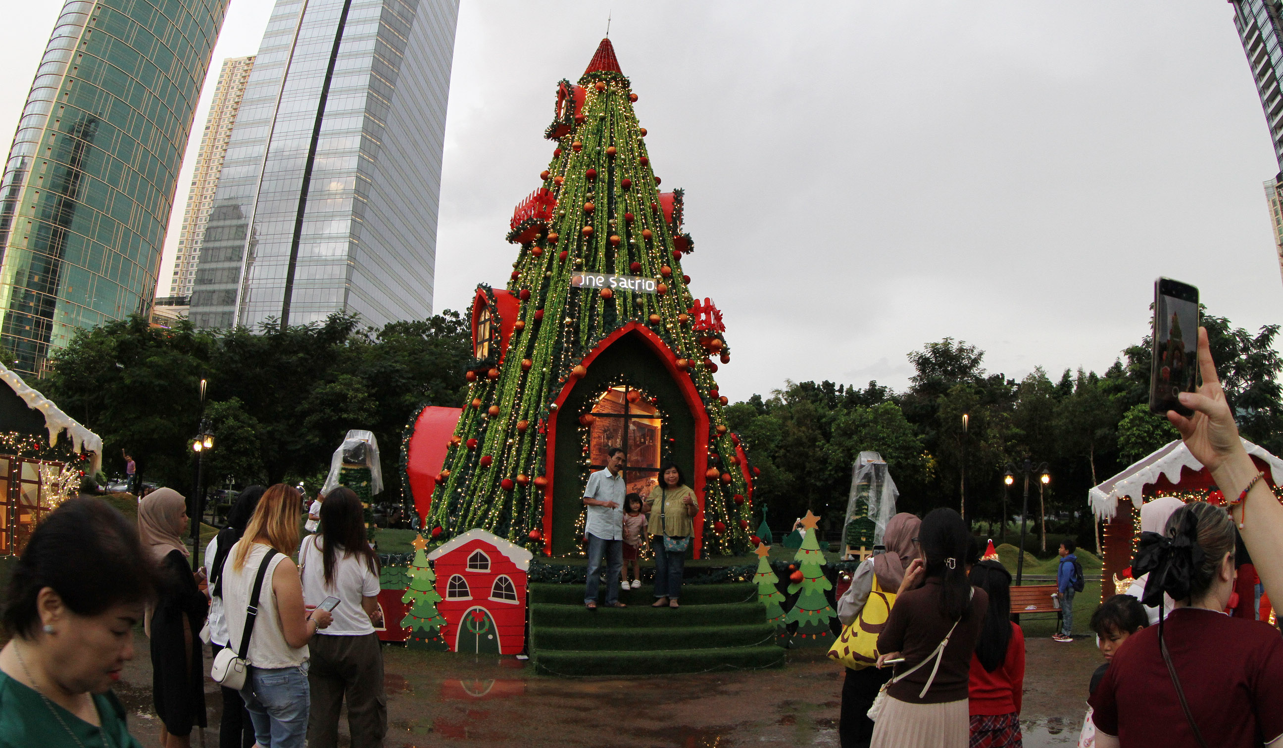 Dekorasi natal di taman One Satrio. (Agus Priatna/SinPo.id)