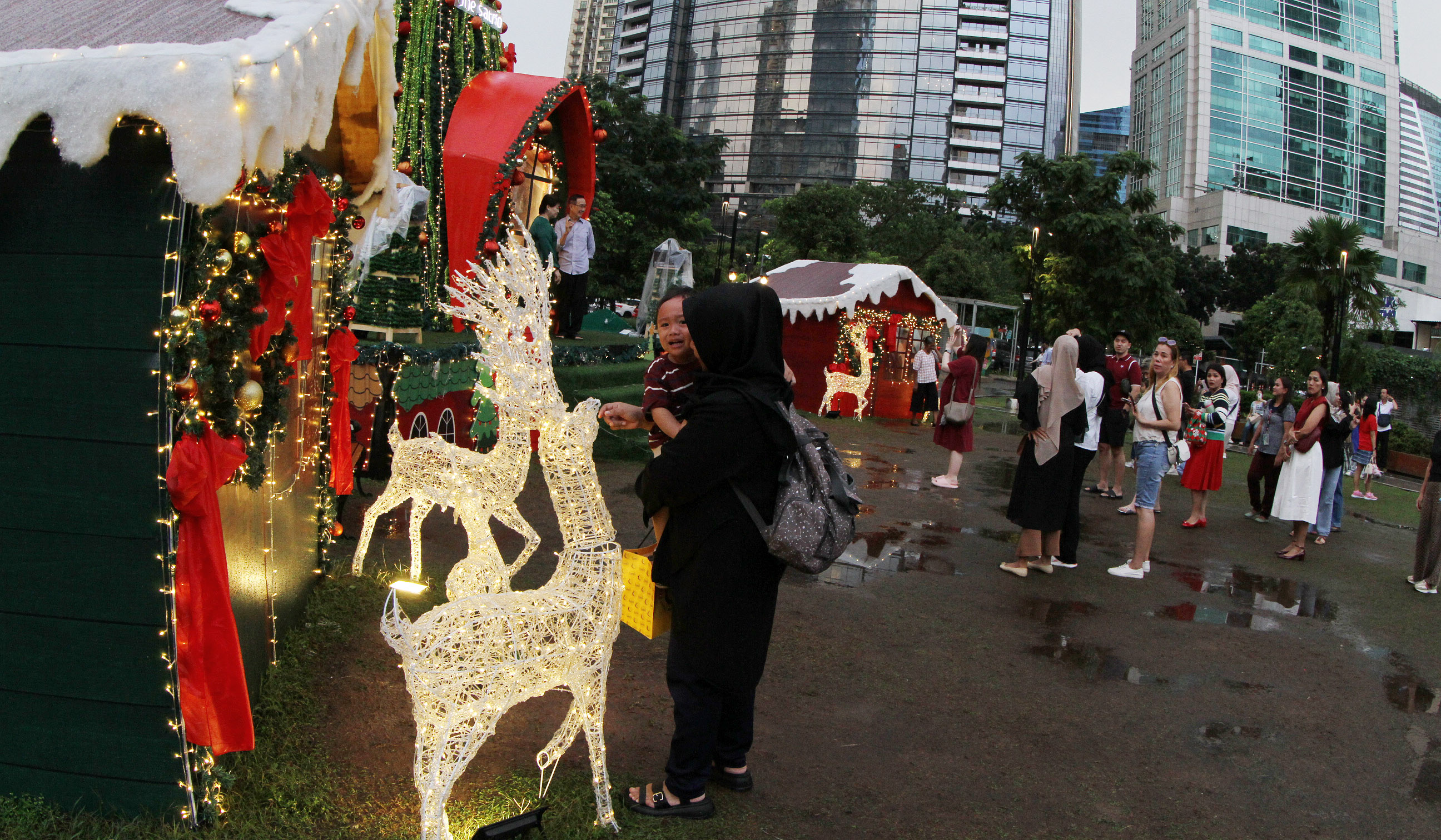 Dekorasi natal di taman One Satrio. (Agus Priatna/SinPo.id)