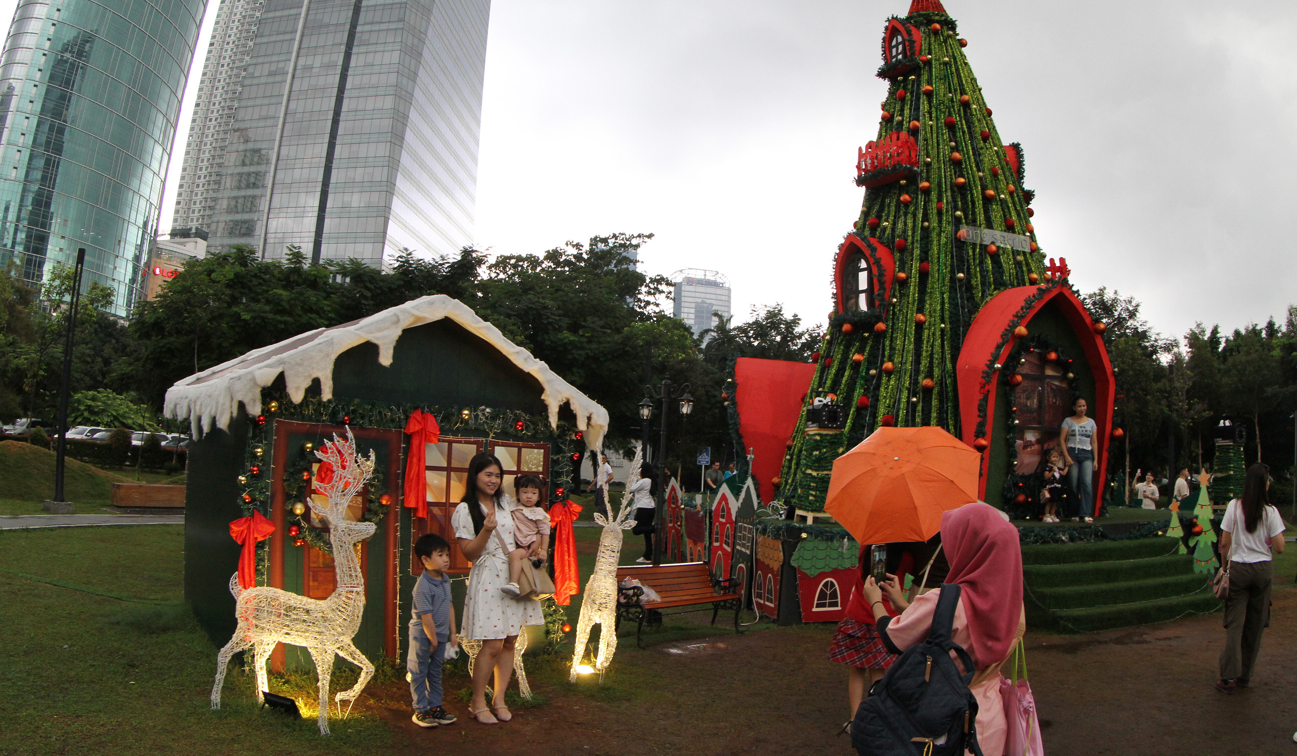 Dekorasi natal di taman One Satrio. (Agus Priatna/SinPo.id)