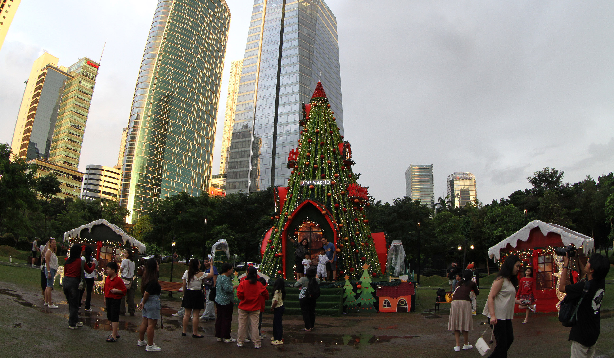 Dekorasi natal di taman One Satrio. (Agus Priatna/SinPo.id)