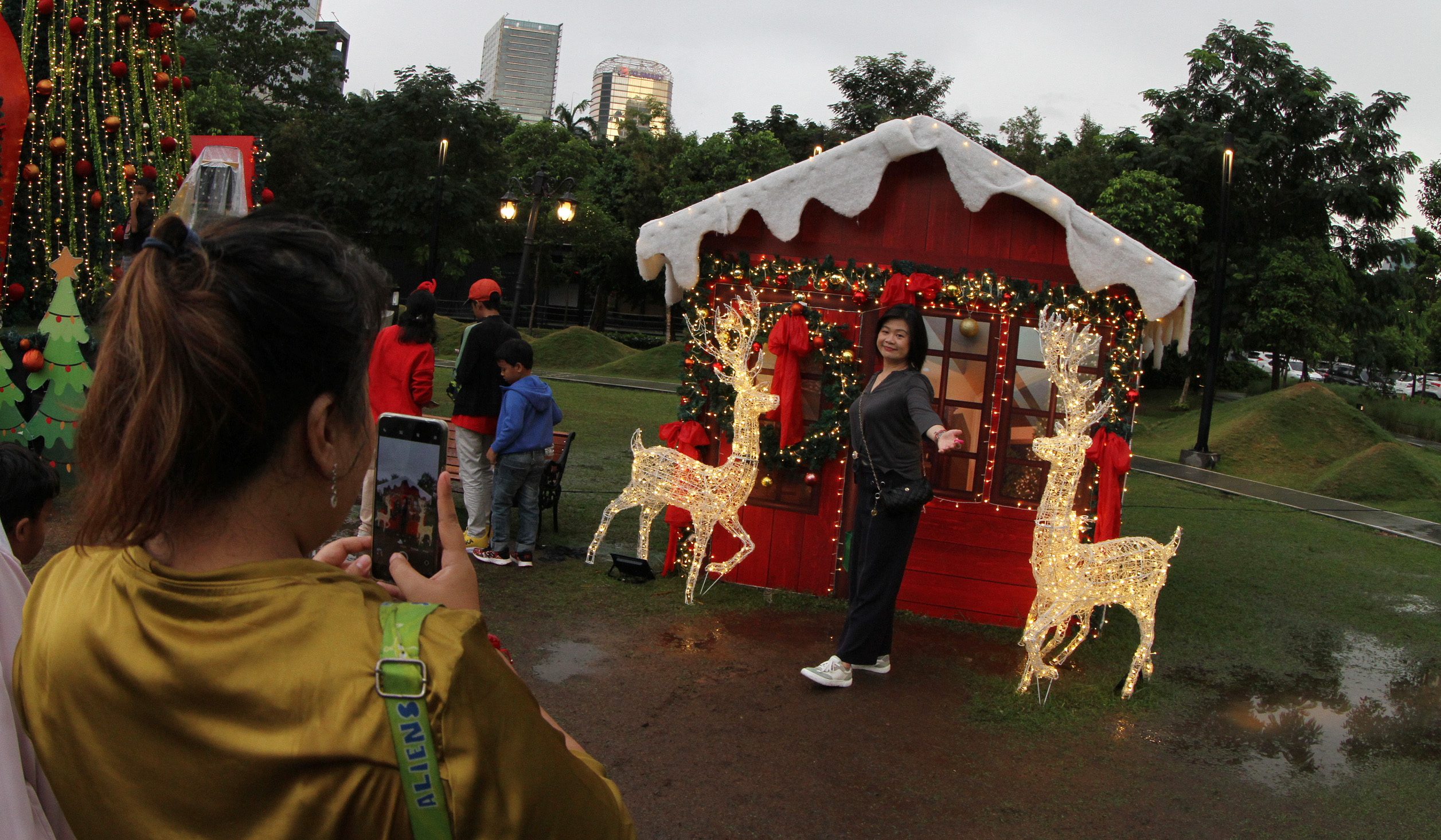 Dekorasi natal di taman One Satrio. (Agus Priatna/SinPo.id)