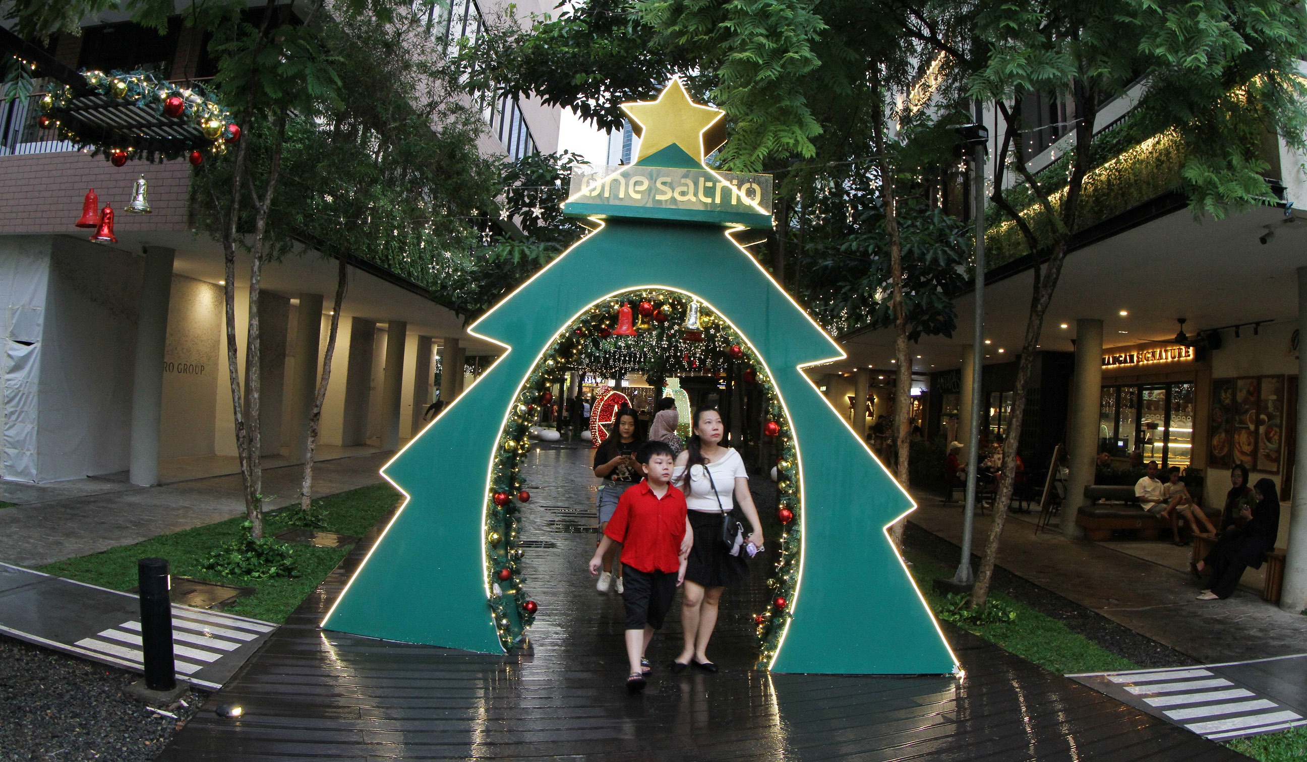 Dekorasi natal di taman One Satrio. (Agus Priatna/SinPo.id)