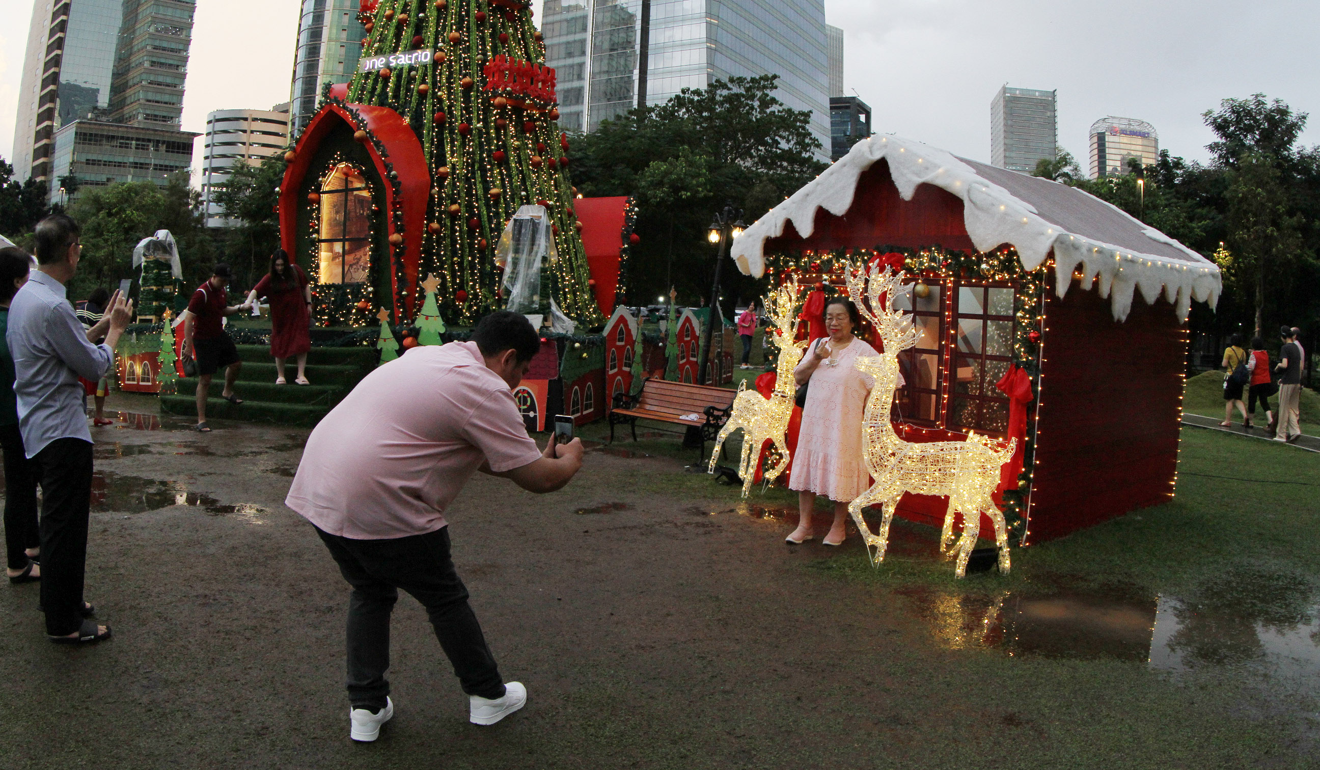 Dekorasi natal di taman One Satrio. (Agus Priatna/SinPo.id)