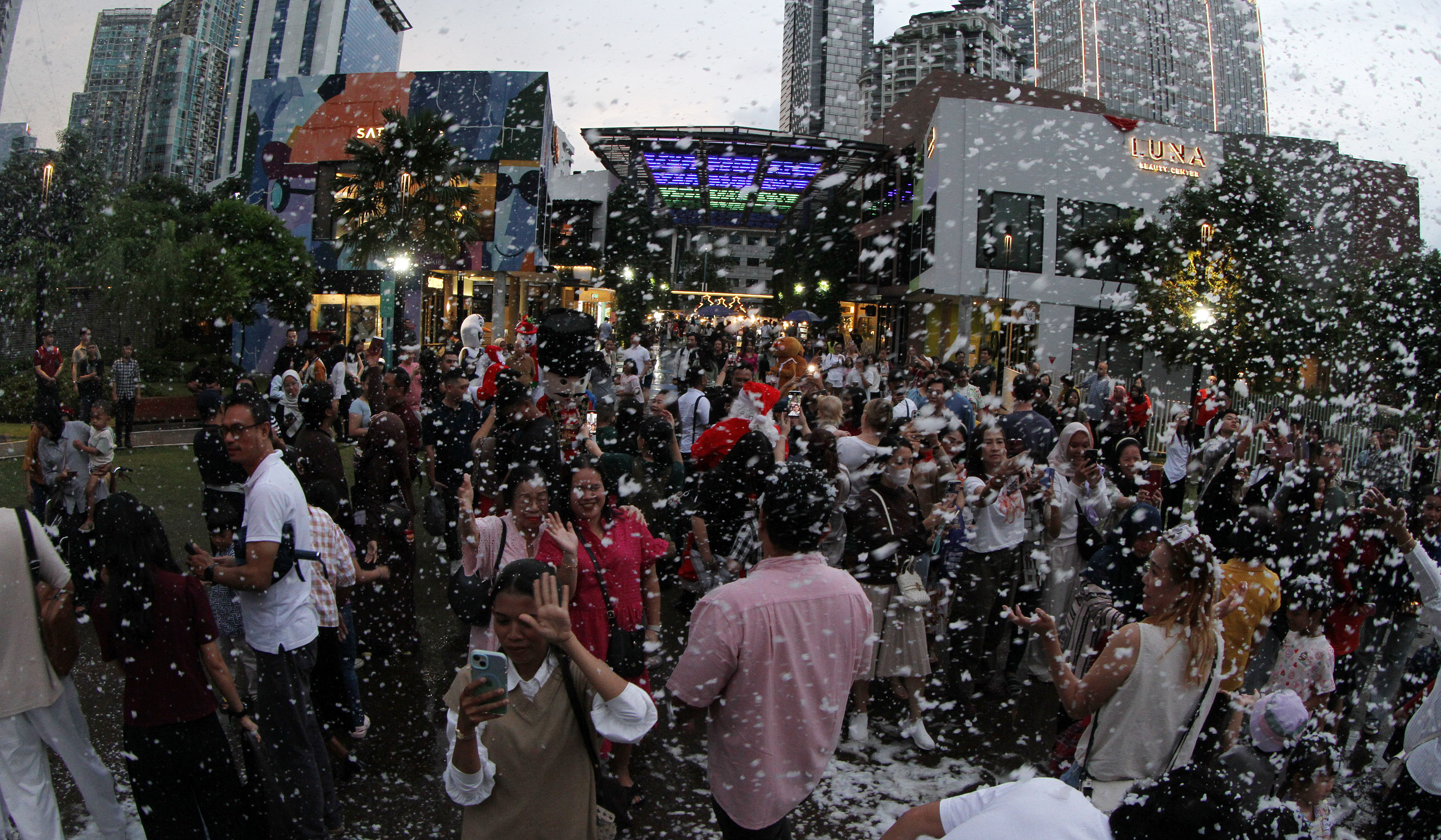 Dekorasi natal di taman One Satrio. (Agus Priatna/SinPo.id)