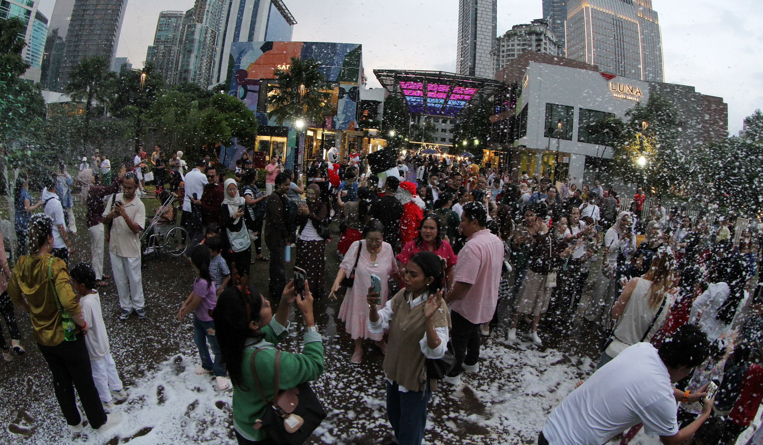 Dekorasi natal di taman One Satrio. (Agus Priatna/SinPo.id)