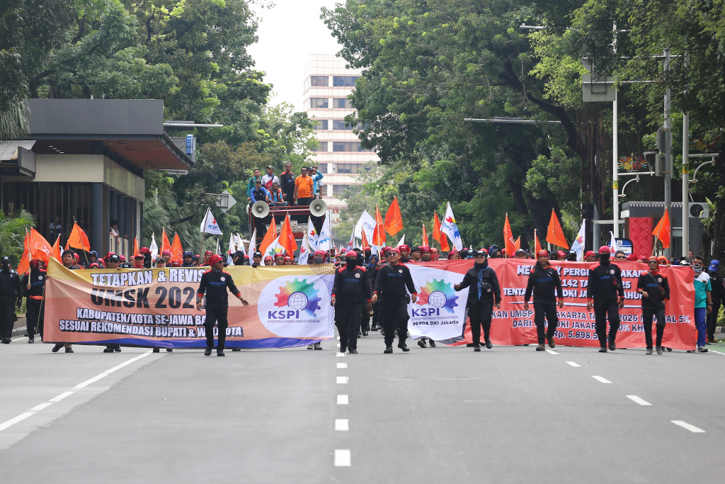 Ratusan buruh gelar aksi demo tuntut kenaikan UMP DKI Jakarta menjadi 5,8 juta(Ashar/SinPo.id)