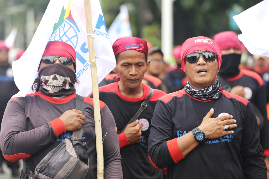 Ratusan buruh gelar aksi demo tuntut kenaikan UMP DKI Jakarta menjadi 5,8 juta(Ashar/SinPo.id)