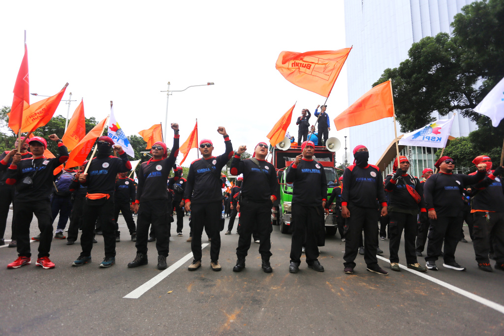 Ratusan buruh gelar aksi demo tuntut kenaikan UMP DKI Jakarta menjadi 5,8 juta(Ashar/SinPo.id)