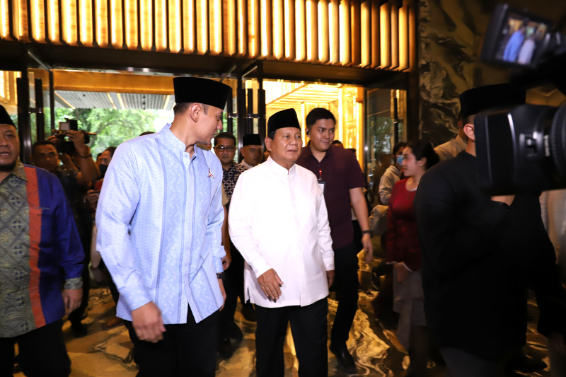 Ketua Umum Partai Demokrat Agus Harimurti Yudhoyono menggelar buka puasa bersama dengan Presiden terpilih 2024-2029 Prabowo Subianto di Hotel St Regis (Ashar/SinPo.id)