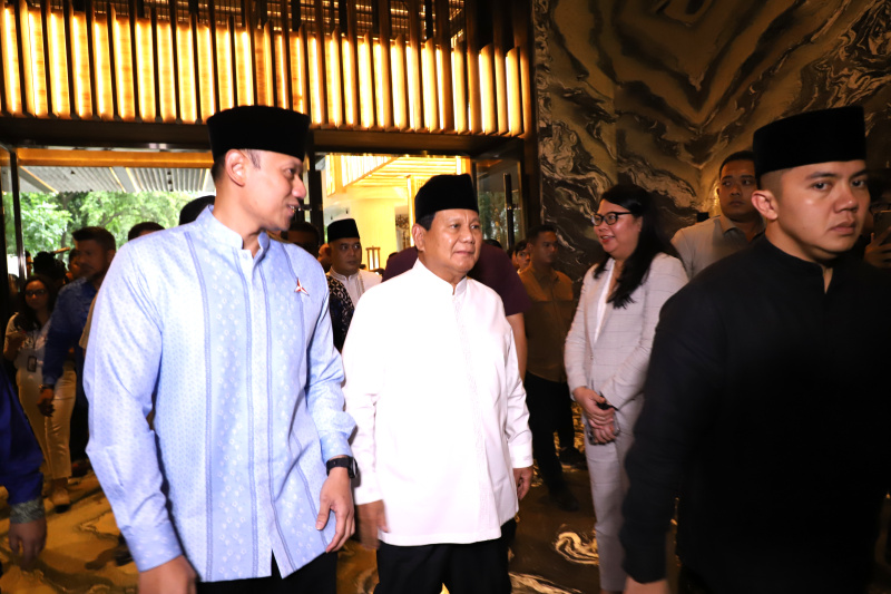 Ketua Umum Partai Demokrat Agus Harimurti Yudhoyono menggelar buka puasa bersama dengan Presiden terpilih 2024-2029 Prabowo Subianto di Hotel St Regis (Ashar/SinPo.id)